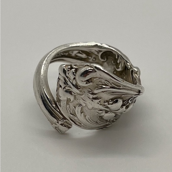 A Beautifull Fluer-de-Lis 925 Marked Reed & Barton Signed Wrap around Ring - Picture 6 of 6